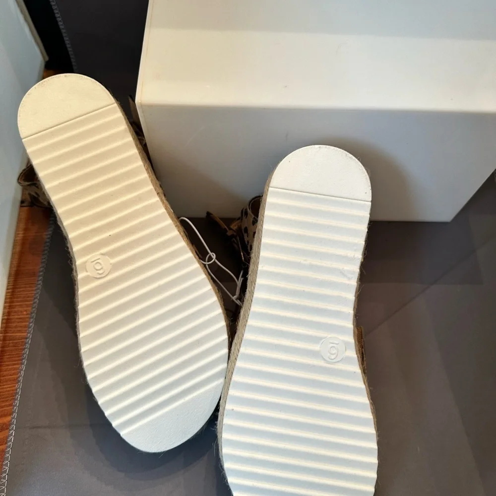 NWT Universal Threads animal print platform sandals - Picture 3 of 4